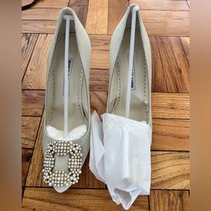 NWT: Manolo Blahnik Hangisi 90 embellished canvas pumps in off-white size 36